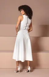 Falda midi color blanco, de corte evasé y cintura alta.