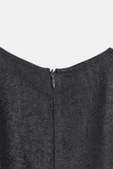 Vestido midi de denim color negro con cuello redondo y manga corta. Presenta un diseño con cintura entallada tipo bustier y falda con corte evasé. Cierre posterior con cremallera.
