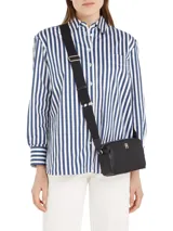 Bandolera negra de Tommy Hilfiger con correa ancha de tela ajustable, logo metálico dorado y herrajes dorados.