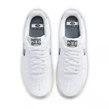 Championes Nike Air Force 1 07 de corte bajo, confeccionados en cuero blanco con textura granulada. Presentan un diseño icónico con el swoosh lateral y el refuerzo del talón en acabado brillante con efecto desgastado. Incluyen una entresuela de color crema con efecto envejecido y una suela de goma gris.