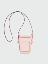 Funda para teléfono Longchamp de la línea Épure, confeccionada en cuero color celeste con solapa frontal, cierre de botón a presión dorado y correa fina cruzada.