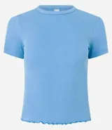 Blusa básica de manga corta, cuello redondo y textura sutil, confeccionada en viscosa con elastano. El bajo de la prenda es ondulado.