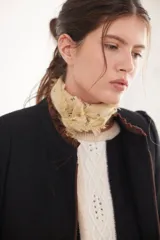 Tapado de lana gris con cuello mao y detalles en pana. Presenta un corte recto, bolsillos delanteros y tajos laterales para mayor comodidad.