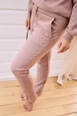 Pantalón de jogging color rosa viejo, con elástico en la cintura y puños, cordones ajustables y bolsillos laterales.