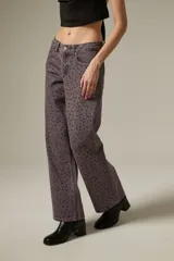 Pantalon de jean gris de corte recto y tiro bajo, con detalle de strass aplicado en toda la superficie frontal.
