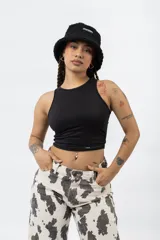 Musculosa negra de cuello redondo y corte crop, con un pequeño logo en la parte inferior.