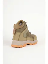 Bota de trekking para mujer marca Paddock, modelo Logi, de caña alta en color verde seco con detalles en marrón y suela track antideslizante con base tostada. Cuenta con cordones de montaña y presilla trasera para calce.