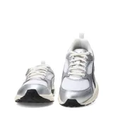 Championes Puma Milenio Tech Light, estilo Y2K en color blanco y plateado con detalles en negro y suela beige.