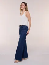 Jean wide leg de tiro alto en denim azul claro, con calce ajustado en la cadera, costuras verticales frontales y bolsillos estilo carpintero.