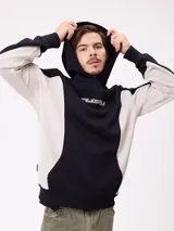 Canguro azul marino con capucha, bolsillo canguro frontal y paneles laterales en color bordó con ribetes blancos. Logo "Rusty" estampado en el pecho.