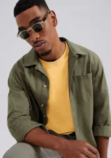 Camiseta básica de manga corta y cuello redondo, color rojo oscuro.