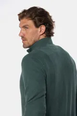 Buzo azul marino de algodón texturizado, con cuello alto y medio cierre con cremallera. Presenta un pequeño logo bordado en el pecho.