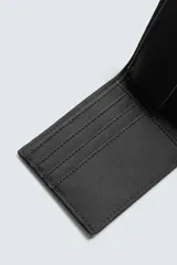 Billetera de hombre color negro con textura granulada, diseño clásico plegable con compartimento para billetes, ranuras para tarjetas y monedero con cierre de clip.