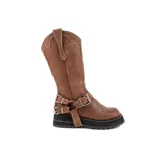 Bota de caña alta confeccionada en cuero vacuno engrasado color chocolate con efecto desgastado. Presenta bordados artesanales en la caña y el empeine, y cuenta con un sistema de correas con hebillas metálicas desmontables. Posee una suela track de goma negra de estilo robusto.