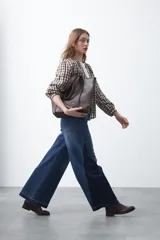 Jean de calce ultra wide confeccionado en denim de algodón color negro. Presenta una silueta amplia desde la cadera y un panel lateral en contraste que estiliza la pierna.