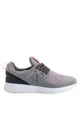 Championes deportivos Topper Mamba color fucsia con suela blanca, capellada de tejido knit transpirable y detalles sintéticos laterales con cordones y tira elástica de ajuste.