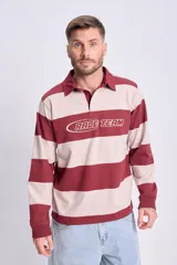 Remera tipo rugby de manga larga a rayas horizontales color bordó y beige, con cuello polo y cierre de dos botones. Estampa frontal con la leyenda "Race Team".