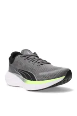 Championes deportivos Puma Scend Pro de color blanco, con detalles en gris y verde lima en el talón, interior y logotipo lateral.