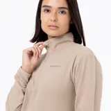 Buzo polar de mujer Merrell, confeccionado en microfleece de poliéster reciclado. Presenta diseño de media cremallera, cuello alto, mangas largas con puños elásticos y logo de la marca bordado en el pecho.