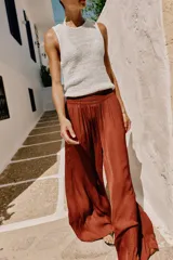 Pantalón de tiro alto color bordó, de pernera ancha y corte fluido, con cintura elástica.