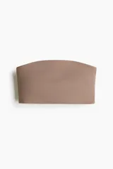 Top deportivo strapless de sujeción media, confeccionado en tejido funcional con tecnología SculptMove y DryMove para absorción de sudor. Presenta un diseño liso, sin cierre, con copas de relleno extraíbles.