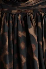 Blusa de manga larga oversized con estampado de leopardo, cuello elevado drapeado con frunces y puños anchos con botones forrados.