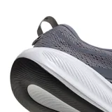 Championes de running adidas Response Pace color gris con entresuela blanca y diseño de tres tiras laterales.