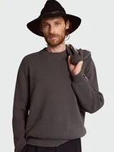 Buzo de cuello redondo color gris oscuro, tejido acanalado, de manga larga y calce holgado.