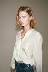 Camisa blanca ZARA Woman Collection de 100% seda, con escote en V ajustable con cordones entrelazados y manga larga con puños rectos.