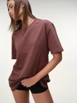 Remera oversize de manga corta color marrón, con cuello redondo y diseño amplio y relajado.