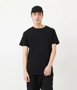 Remera manga corta negra, modelo longfit confeccionada en tejido de algodón media malla.