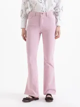 Pantalón Cuore de gabardina en tono gris cemento, con silueta ajustada en la cintura y pierna semi oxford con tajos laterales en el ruedo. Incluye botón metálico dorado con forma de corazón en el frente y pasadores.