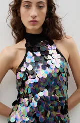 Top halter de cuello alto, confeccionado en tejido negro con acabado brillante y textura sutil.