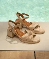 Sandalias de cuero color dorado, con plataforma y taco cuadrado. Presentan tiras cruzadas en el empeine y pulsera al tobillo con hebilla.