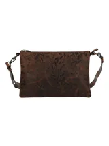 Cartera tipo bandolera de cuero natural en color marrón, con diseño grabado en relieve de motivos florales. Cuenta con correa ajustable y extraíble, cierre superior con cremallera y herrajes metálicos.