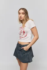 Remera negra de manga corta, con corte ajustado y estampa frontal en tono rosado que dice "Todo bien ya lloré" junto con un personaje ilustrado.
