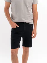 Bermuda beige de corte clásico, confeccionada en mezcla de algodón y elastano, con bolsillos laterales y traseros.