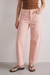 Jean de corte baggy y tiro alto, con diseño a rayas verticales de color rosado y blanco.
