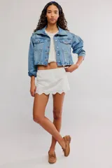 Falda pantalón de algodón calado tipo eyelet, de silueta recta y largo corto, con cintura elastizada, bordado floral, borde festoneado y forro interior.