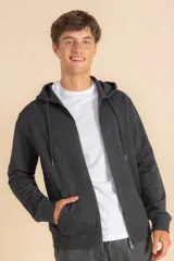 Chaqueta deportiva gris oscuro con capucha y cierre frontal.