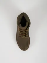 Borcego de caña corta color beige, con cordones al tono, cuello acolchado y suela de goma dentada en color marrón oscuro.