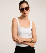 Blusa básica sin mangas marca Cortelle, confeccionada en poliamida, con escote cuadrado y tirantes medianos.
