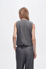 Chaleco gris sin mangas con cuello en V y cierre frontal con botones.