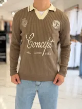Sweater marrón de tejido de punto acanalado, con cuello polo en color marfil y cierre frontal en V. Presenta inscripciones y logotipos bordados en el pecho, incluyendo la palabra "Concept" en tipografía cursiva y "ALL GOOD FEELS" en la parte inferior.