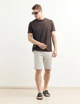 Remera verde militar de manga corta y cuello redondo.