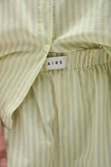 Pantalón de pijama de algodón con diseño de rayas verticales en tonos azul y bordó, corte holgado, cintura elástica y botamangas con vuelta.
