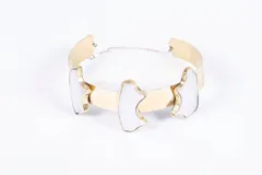 Gargantilla dorada con tres piezas irregulares de nácar engarzadas.