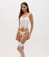 Corset de encaje floral blanco con copas estructuradas, breteles ajustables y cierre posterior con ganchos. Incluye portaligas integrados.