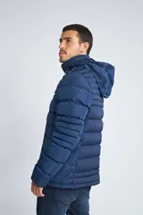 Campera puffer Mistral de corte regular, con cierre frontal completo, bolsillos laterales con cierre y capucha desmontable. Presenta logo de la marca en goma en el pecho.