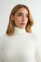 Polera de cuello alto y manga larga, confeccionada en tejido de punto fino con puños y ruedo acanalados.